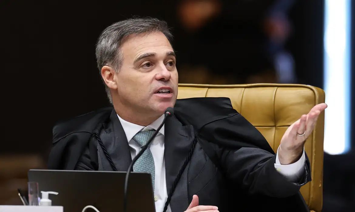 Mendonça acompanha Fachin e vota por julgamento separado de Moraes