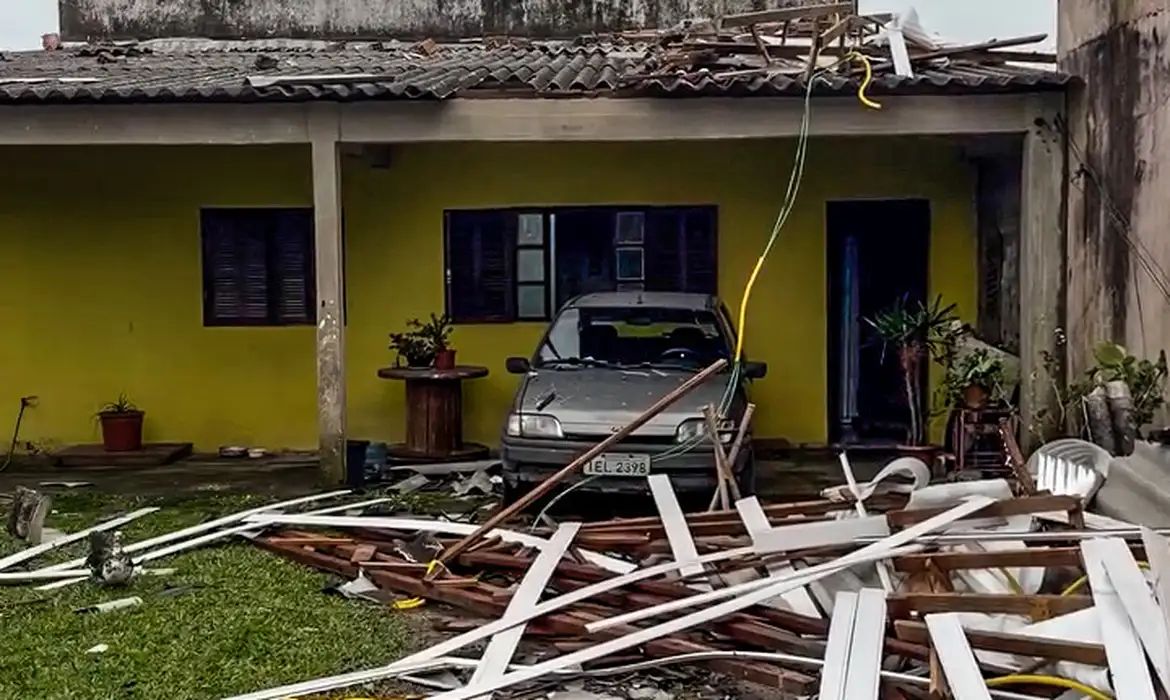 Quatro pessoas estão desaparecidas no RS após temporal
