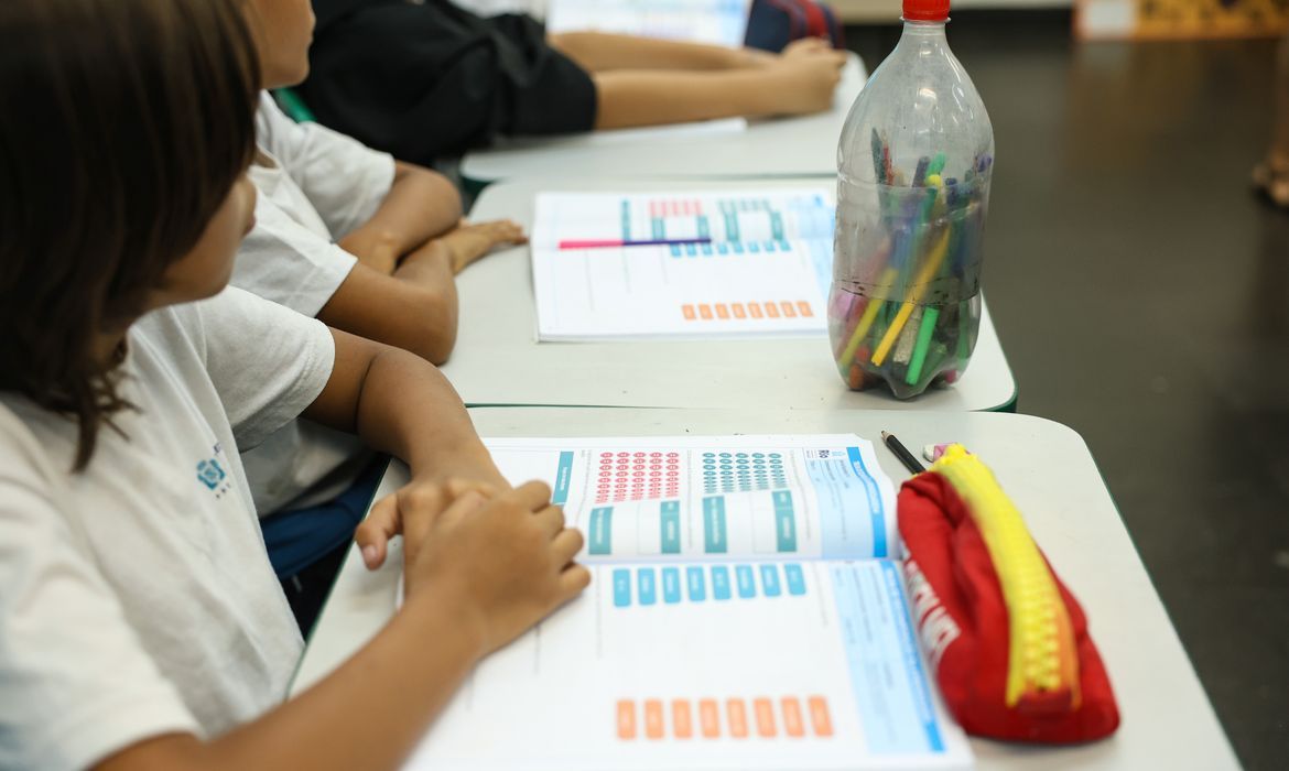 Programa de bolsas vai incentivar formação para a educação básica